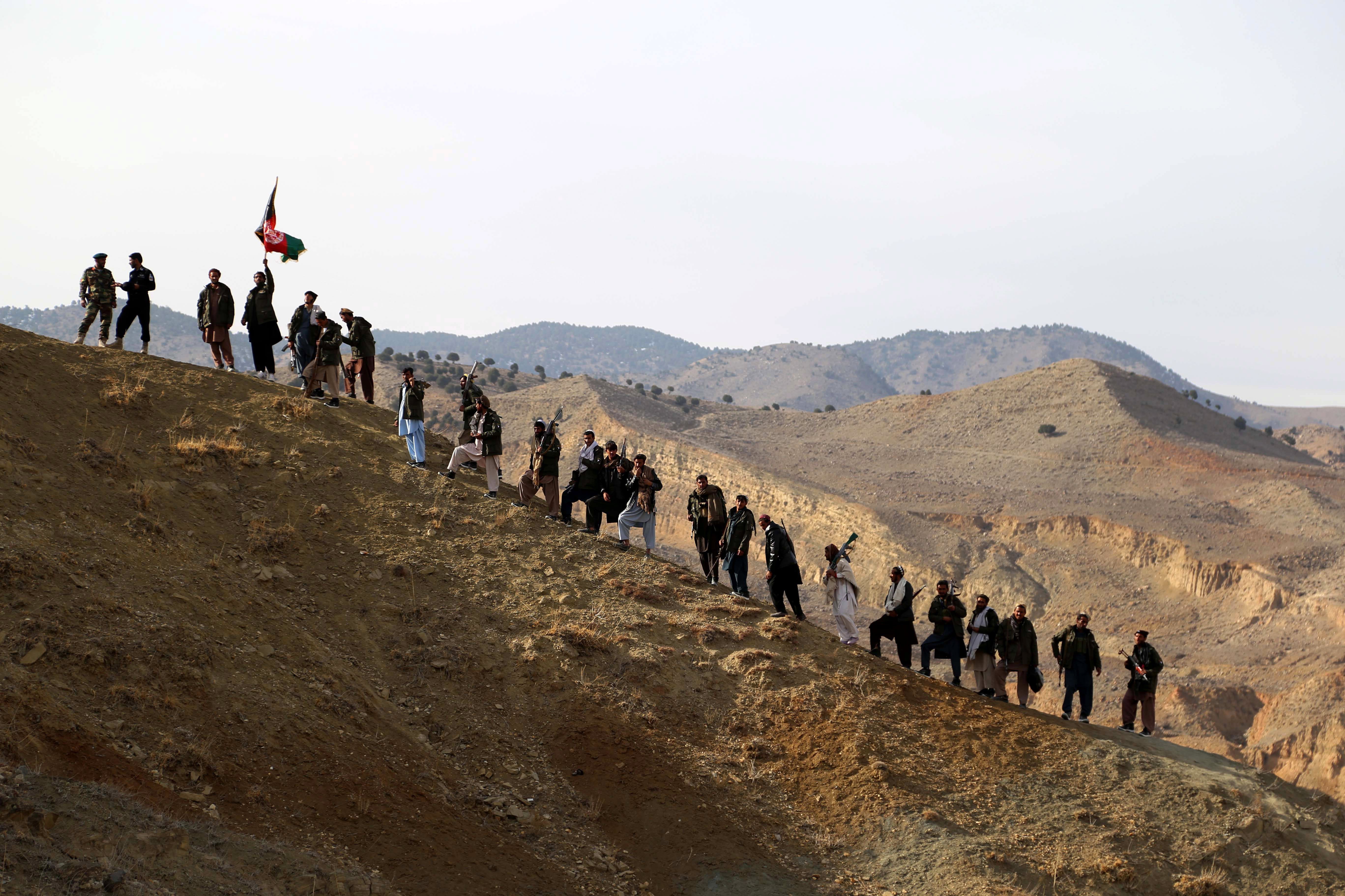 Resistents a l'Afganistan del districte de Pachir Agham aixequen armes contra l'Estat Islàmic. 