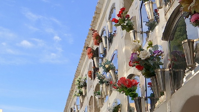 Cementiris i floristeries d’Eivissa i Formentera es preparen pel dia de Tots Sants