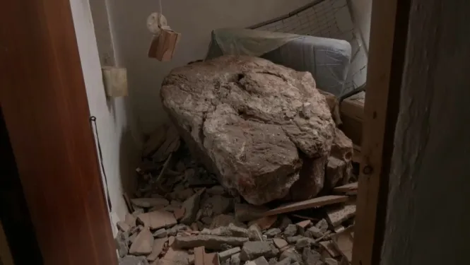 Un llamp causa caigudes de roques i destrossa sis habitatges d’un municipi de Granada