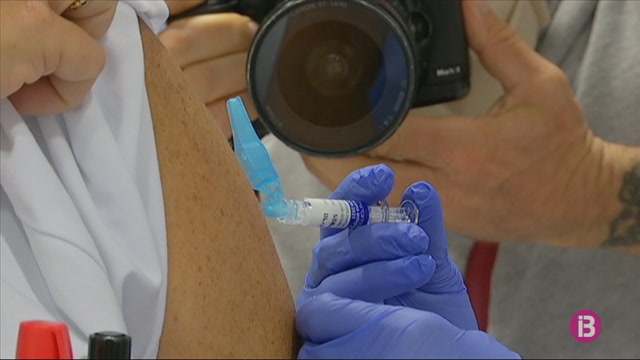 Es comencen a posar les primeres vacunes de la grip a les Pitiüses