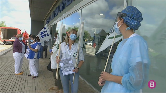 Una vintena de professionals sanitaris de Menorca es concentren a les portes de l’Hospital Mateu Orfila
