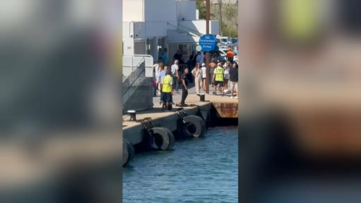Interrompen el trànsit marítim al Port d’Eivissa després que un home caigués a l’aigua