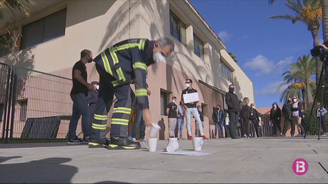 Una cinquantena de treballadors d’Aena protesten a Menorca per l’acomiadament de 3 bombers