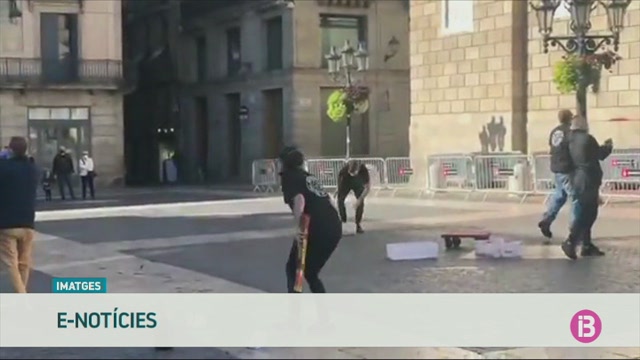 Ataquen el Palau de la Generalitat amb globus de pintura vermella