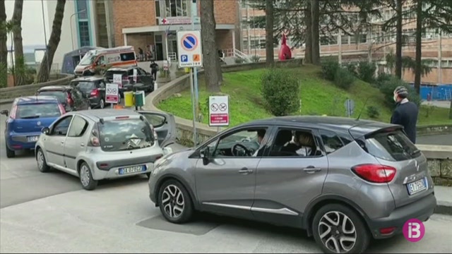 Atenen amb oxigen als malalts de covid als seus cotxes mentre esperen entrar a l’Hospital de Nàpols