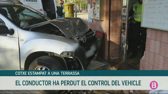 El conductor d’un cotxe s’estampa a una terrassa a Palma
