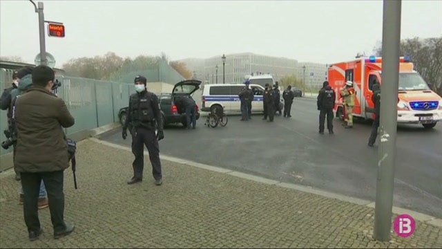 Un cotxe amb pintades antiglobalització entra a la zona restringida de la Cancelleria alemanya