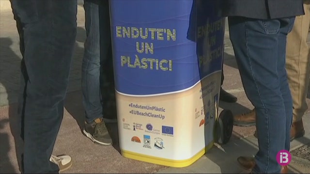 Ses Salines s’adhereix a la campanya ‘Endu-te’n un plàstic’