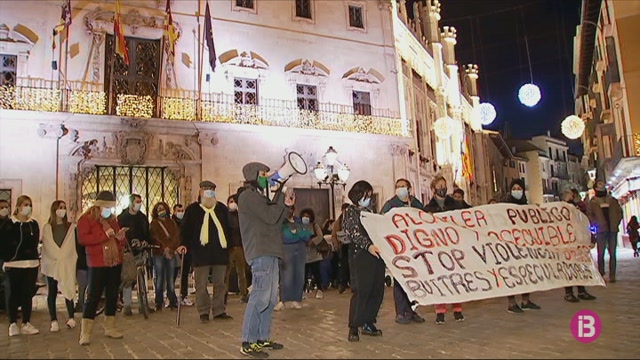 Una vintena de persones s’ha concentrat a Cort per reclamar el dret a uns lloguers dignes