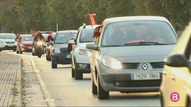 Caravana de cotxes per acomiadar el Mallorca