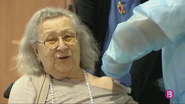 Avelina, de 94 anys, la primera vacunada de les Balears