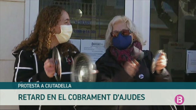 Treballadors afectats pels ERTO protesten a Ciutadella pel retard en cobrar del SEPE