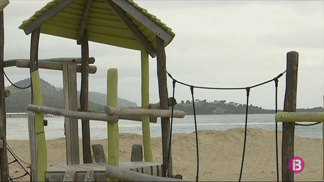 L’Ajuntament de Pollença reivindica els tres parcs infantils de la platja del Moll que Costes podria ordenar desmantellar
