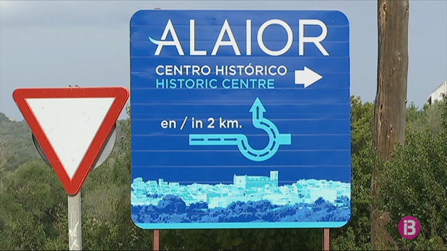 Junts per Lo duu a l’Oficina de Drets Lingüístics cartells als accessos d’Alaior retolats en castellà i anglès