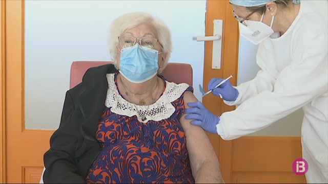 Aquest divendres comença a Menorca la vacunació de 524 grans dependents