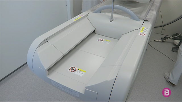 Els radiòlegs i tècnics de l’Hospital Mateu Orfila es formen per a utilitzar un nou TAC