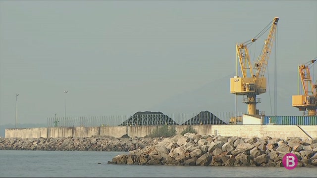 El GOB i ‘Salvem el Moll’ demanen que es deixi de construir més sitges de ciment al port comercial d’Alcúdia