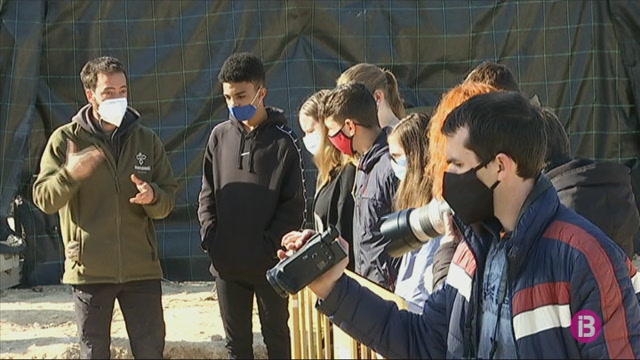 Alumnes de l’institut de Porreres visiten l’exhumació de la fossa de la Guerra Civil