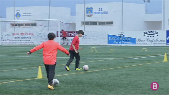 Els nens formenterers reprenen els entrenaments de futbol