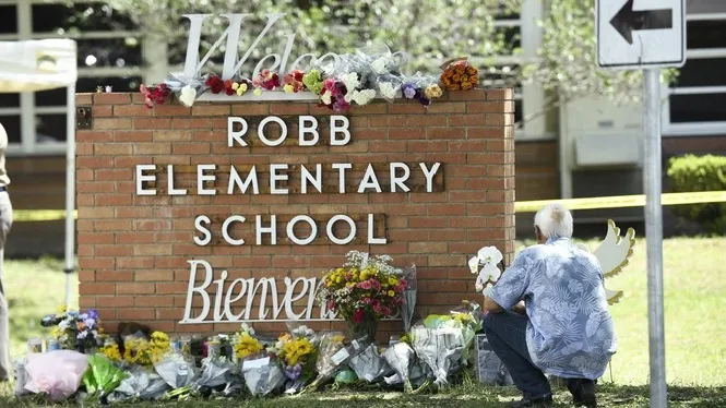 Uvalde celebra una vigília pel tiroteig de l’escola primària Robb