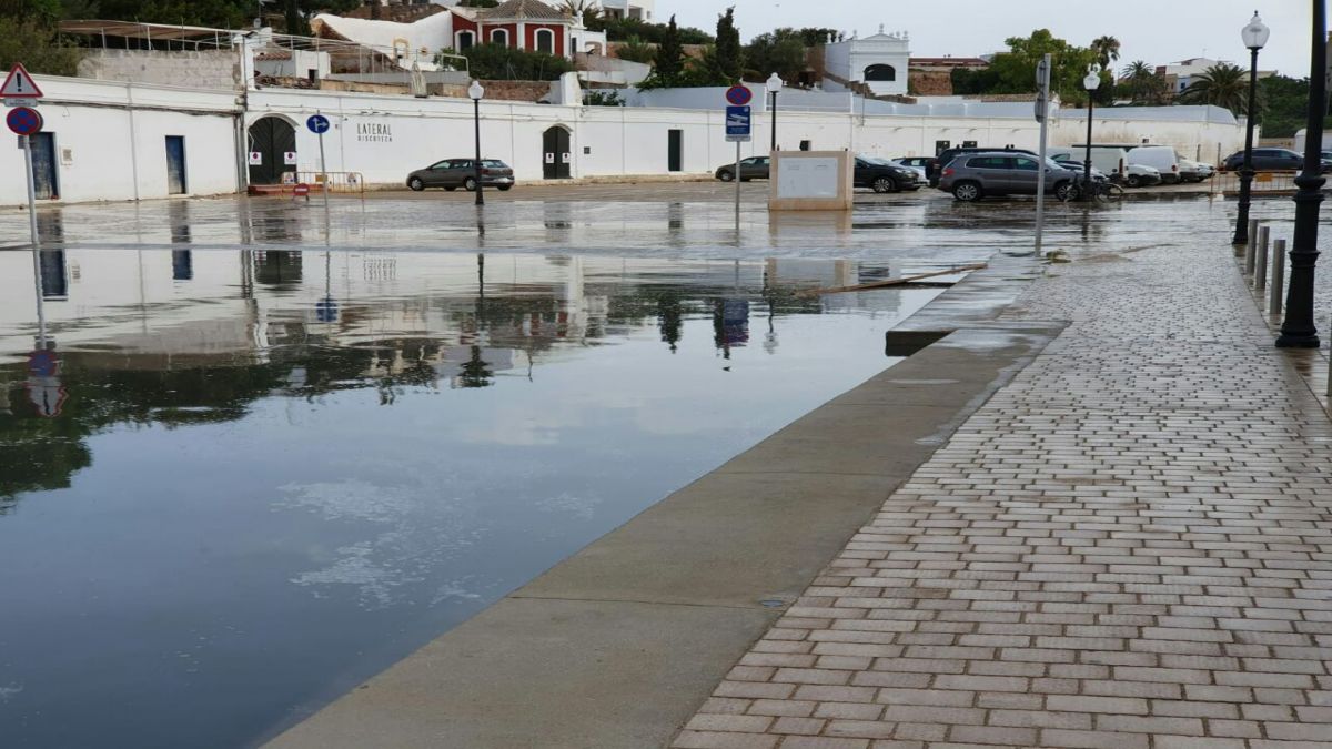 La+major+rissaga+de+l%E2%80%99any+a+Ciutadella+deixa+locals+inundats+i+una+barca+enfonsada