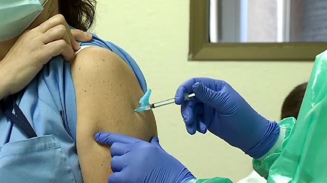 Arrenquen les vacunacions per sanitaris a les Pitiüses amb 1.300 convocats