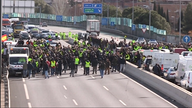 Els+taxistes+de+Madrid+bloquegen+durant+hores+la+M40