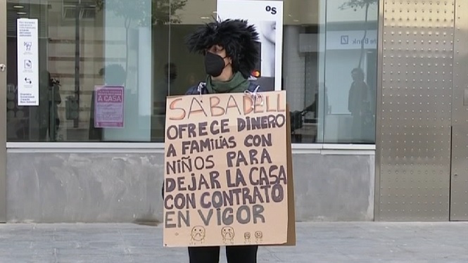 Concentració davant el Banc Sabadell a Eivissa per por a un desnonament a Cala de Bou