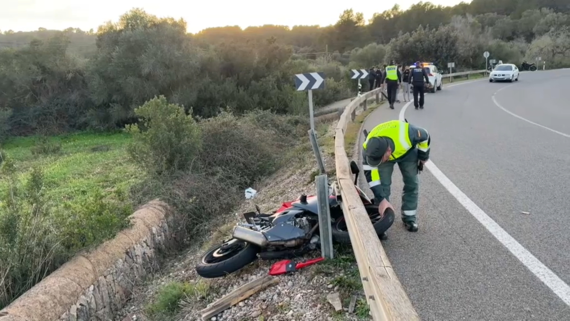 Troben un motorista insconscient a la cuneta de la carretera de Porreres