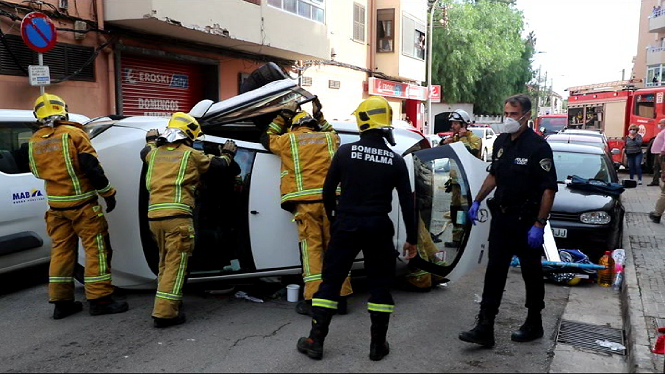 Els bombers rescaten una dona que queda atrapada al seu cotxe a Palma