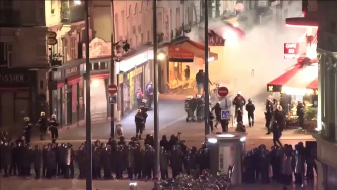 Uns 500 detinguts a París en una nova nit de protestes contra la reforma de pensions de Macron