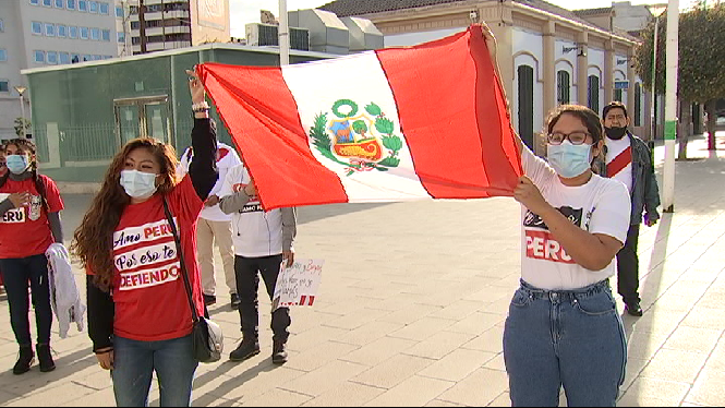 Una vintena de ciutadans del Perú residents a Mallorca es manifesten per denunciar la situació del seu país