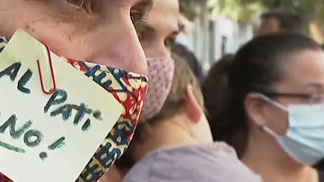 Famílies de Menorca duen la protesta contra les mascaretes al pati de les escoles davant la conselleria d’Educació