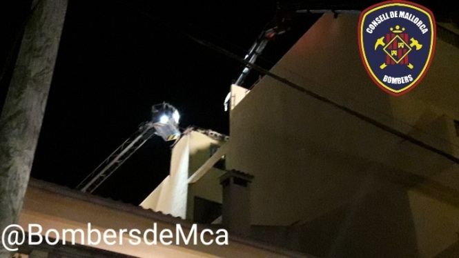 Els Bombers de Mallorca desallotgen vuit habitatges d’un edifici esfondrat a Can Picafort