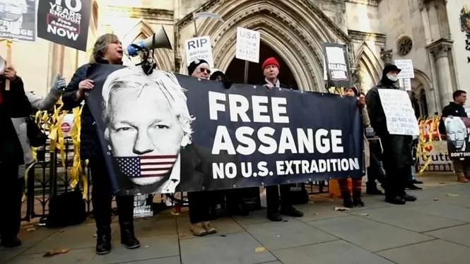 La Justícia britànica obri la porta a l’extradició de Julian Assang