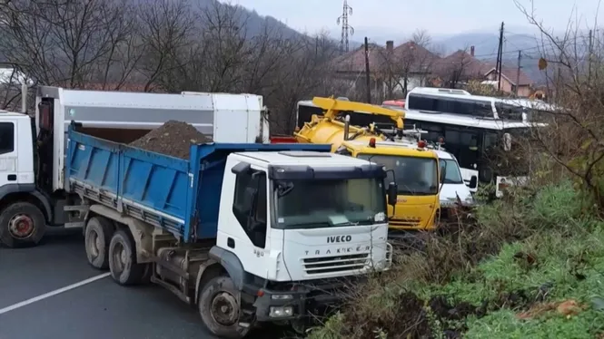 La minoria sèrbia manté les barricades a les carreteres del nord de Kosovo