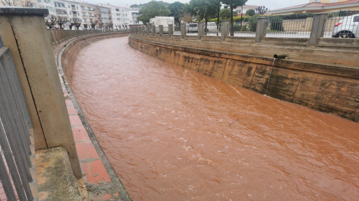 Arbres caiguts, carrers tallats i dues cases evacuades per inundacions a Menorca