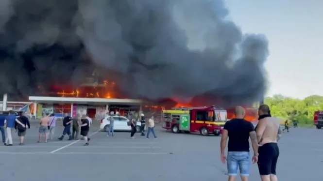 Atac amb míssils a un centre comercial d’Ucraïna: almenys deu morts