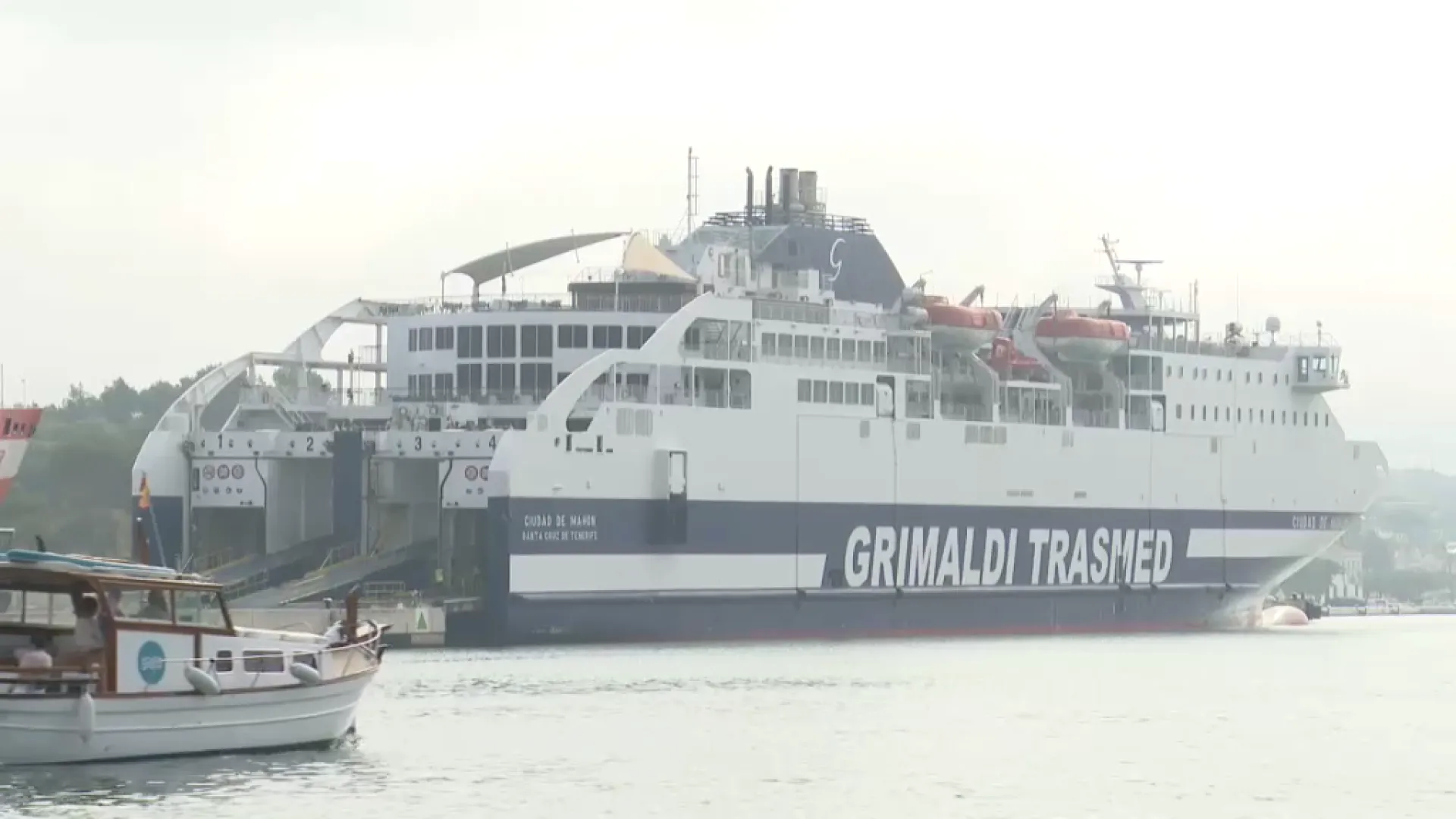 El ferri de Grimaldi Transmed s’accidenta contra el moll comercial de Maó sense cap conseqüència greu