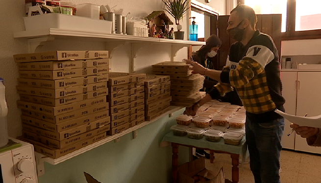 El restaurant Ipizza i Càritas lliuren pizzes per als més desfavorits