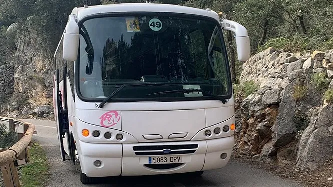 Un bus avariat obliga a tallar durant tres hores la carretera que uneix Puigpunyent amb Galilea