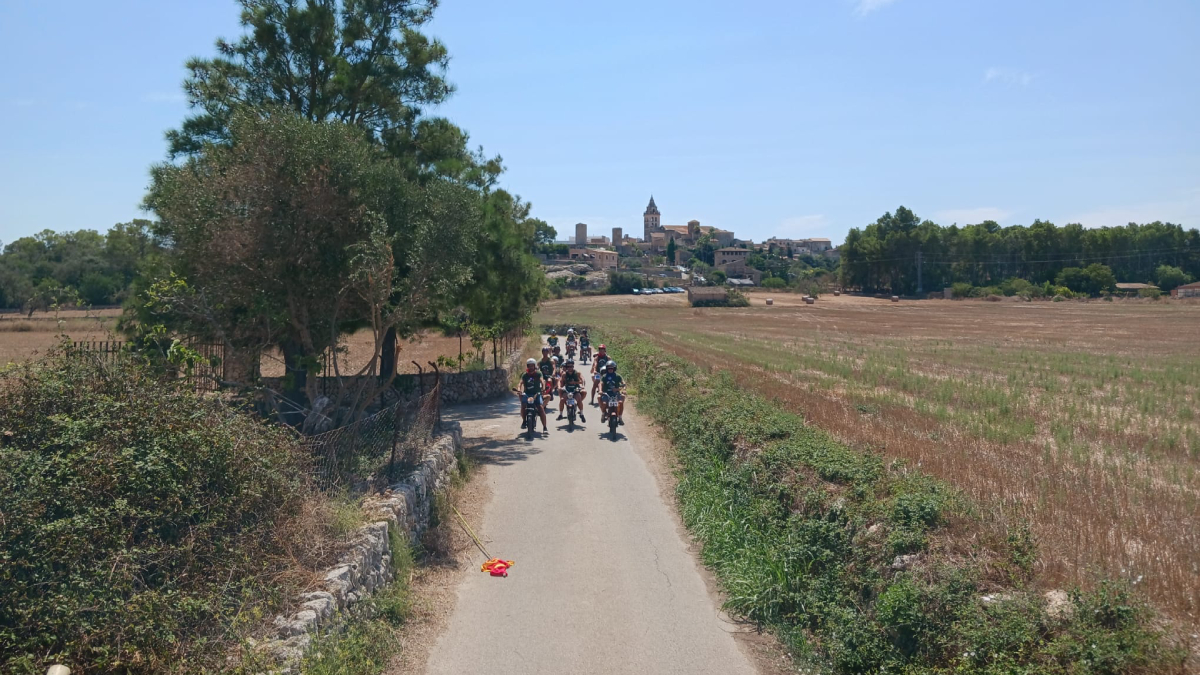 Tot preparat per a la batalla de palla i aigua de Sencelles