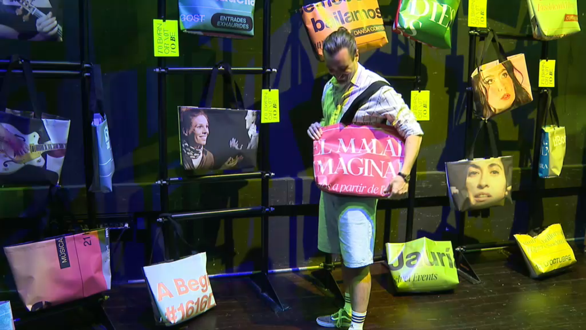 El teatre des Born fabrica bosses de tela amb antiga cartelleria per a finalitats socials