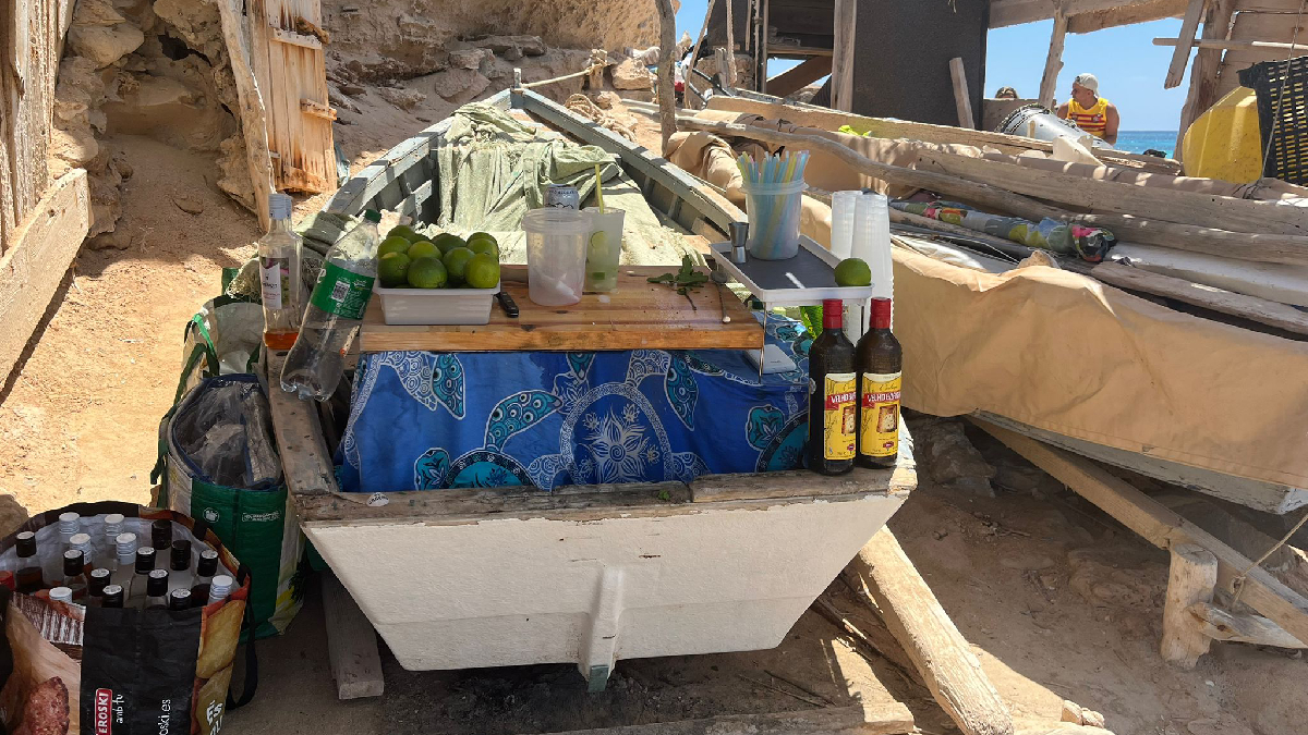 Desmantellen un “bar ambulant” a Formentera que permetia pagar amb targeta