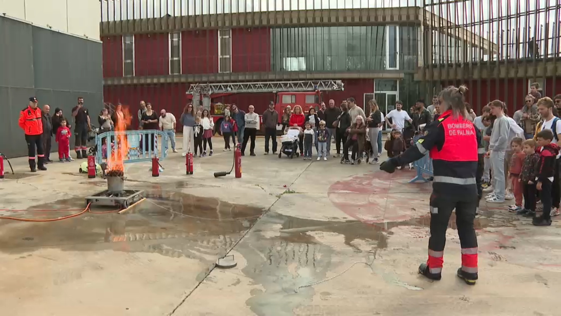 Els bombers de Palma ensenyen con sufocar un foc a la cuina i expliquen els rescats a la carretera