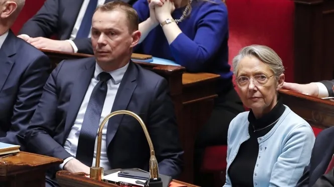 El Govern francès supera dues mocions de censura per la reforma de les pensions que continua tensionant el carrer