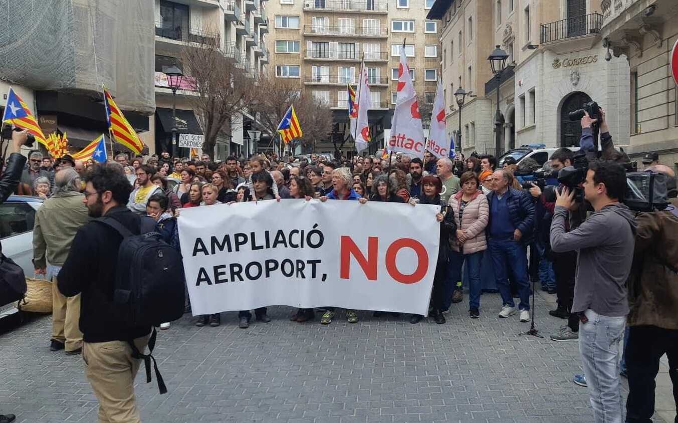 Unes 400 persones es concentren per rebutjar l`ampliació de l`aeroport de Palma