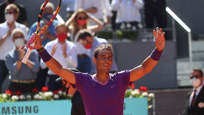 Rafel Nadal debuta al Masters de Madrid amb una victòria contundent davant Carlos Alcaraz