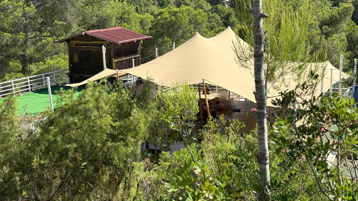 L’Ajuntament de Sant Joan de Labritja sanciona amb 165.000 euros un envelat per fer classes de ioga sense llicència