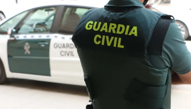 L’home que va intentar captar menors despullat en un vehicle abandona Menorca